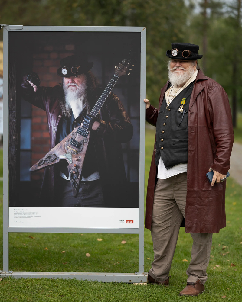 Finn Hjalmar Baloo Pedersen kom til Modum i 2010. Tidligere journalist som omskolerte seg i voksen alder. I dag er han l&aelig;rer p&aring; Drammen videreg&aring;ende skole. Han er drivende interessert i musikk, og er frontfigur, gitarist og vokalist i rockegruppa DirtPhunks.