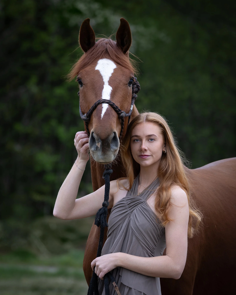 Thea Beitnes Kreken har hatt hester som en del av livet siden hun var liten. I dag kombinerer hun jobben som sykepleier med dressurridning, undervisning og konkurranser. For henne handler ridesport om tillit, samspill og gleden ved &aring; utvikle seg sammen med hesten.