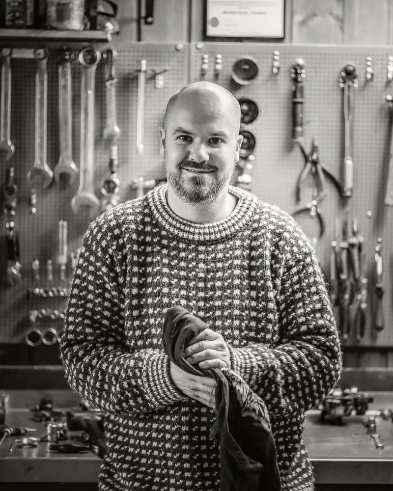 Martin Nyg&aring;rd Jensen er motorsykkelmekaniker og bygger egne prosjekter p&aring; fritiden. Etter &aring;r i Drammen, Troms&oslash; og Hokksund er han tilbake i bygda han vokste opp i. Familie, kreativitet og en 1972 vintage flat track-sykkel fyller hverdagen.
