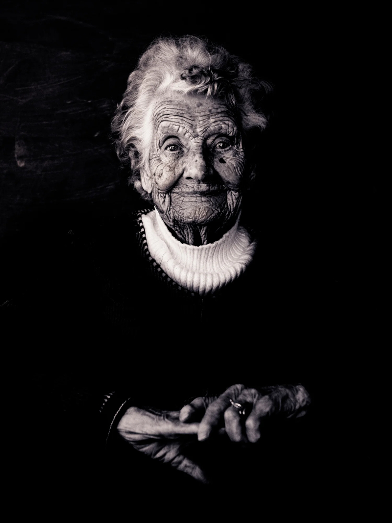 Anny Gunhilde Halvorsen ble f&oslash;dt i Geithus i 1924. Hun er kjent for sitt lyse sinn og sterke familietilknytning. Gjennom et langt liv har hun opplevd b&aring;de krig, tap og eventyr.