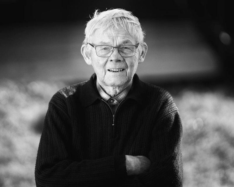 Kjell Gr&oslash;nhovd har gjennom et langt liv skapt aktivitet, fellesskap og naturopplevelser for tusenvis av mennesker i Modum. Fra skil&oslash;yper og orientering til travsport og frivillighet &ndash; sporene etter innsatsen hans finnes over hele bygda.
