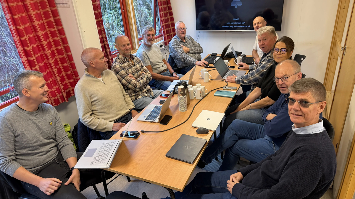 Prosjektgruppa med dyktige folk fra b&aring;de kommune, utbygger, stiftelse, idretten og idrettsr&aring;det.samlet for nok et planleggingsm&oslash;te - denne gangen p&aring; brakkeriggen p&aring; byggetomten